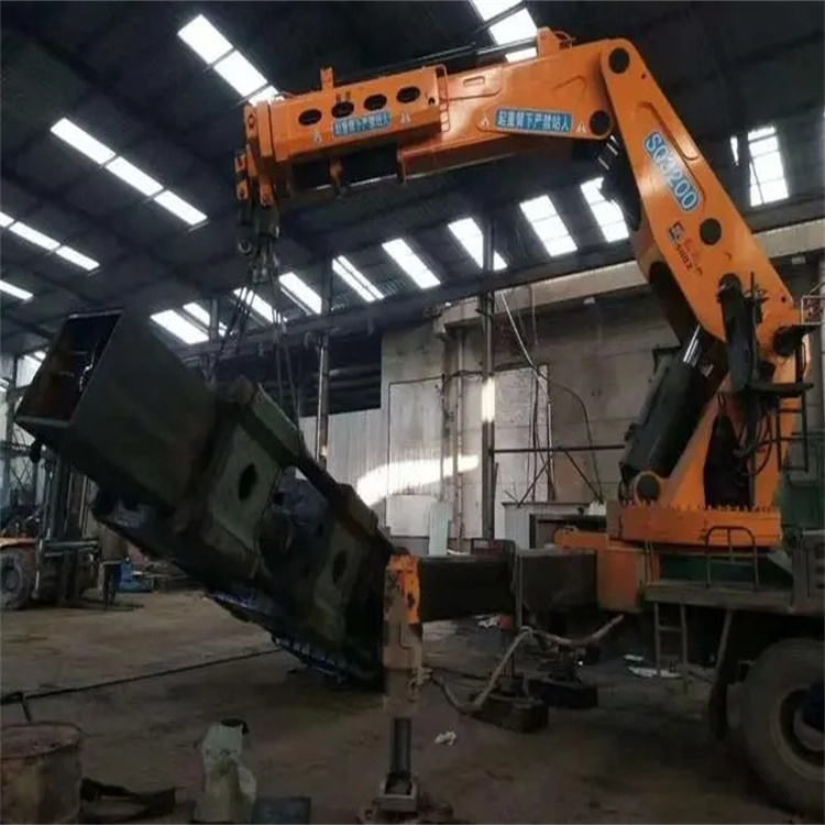 延津吊车出租谈谈吊车底盘如何保养