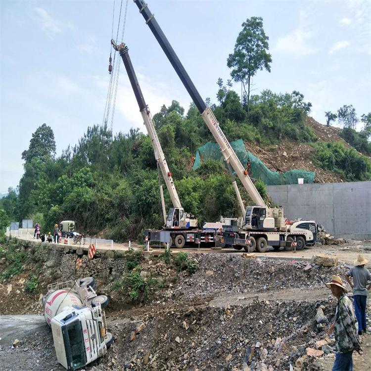 延津汽车掉沟里叫吊车救援要多少钱